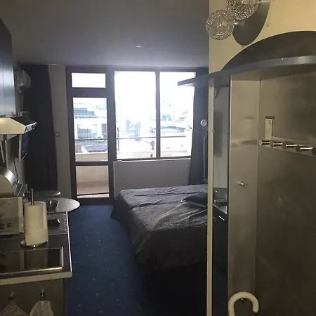 Studio 210 In Apart Central